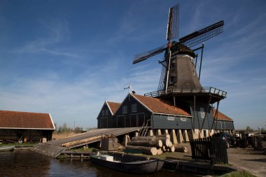 Tekneyle getirilen ve kanaldan işlenen ağaç gövdeleri için hala yel değirmeninde çalışan tarihi eser.