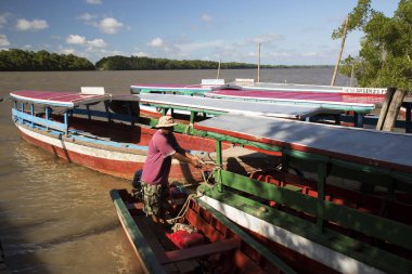 Rıhtımda demirlemiş teknelerin manzarası