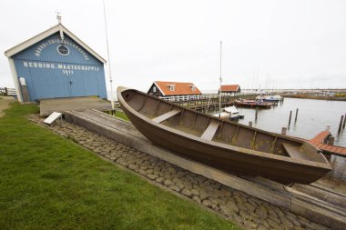 Gölün kıyısında balıkçı tekneleri