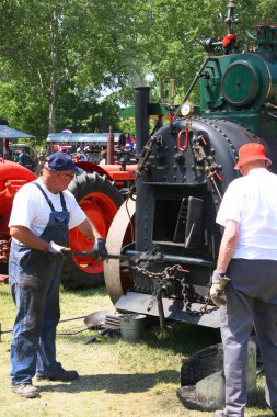 Parkta klasik sergi araçları