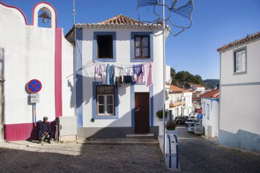 Eski Akdeniz şehrinin caddesindeki beyaz evler 