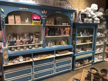 Modern bir alışveriş merkezinin içi.