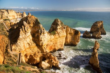 Güzel kayalık deniz manzarası