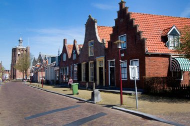 Workum kasabasının bir caddesinde tipik Hollanda tarihi evleri