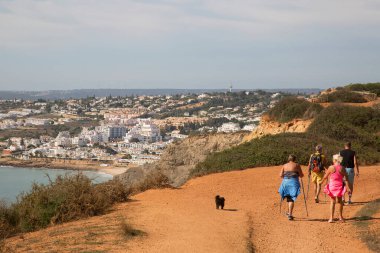 Yürüyüşe çıkan bir grup turist