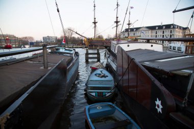 Hollanda, Amsterdam 'daki Kanal' da tekneler