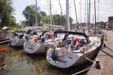 Rıhtımda demirlemiş teknelerin manzarası