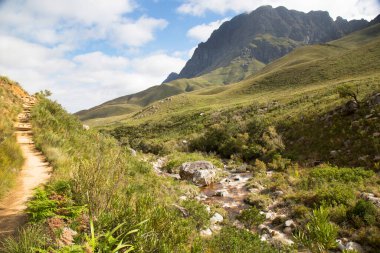 Dağları ve mavi gökyüzü olan güzel bir manzara. 