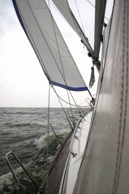 Denizde yelkenli teknesi