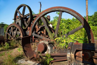 Eski paslı metal tekerlek tarlada