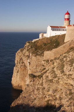Uçurumun kenarındaki güzel sahil manzarası 