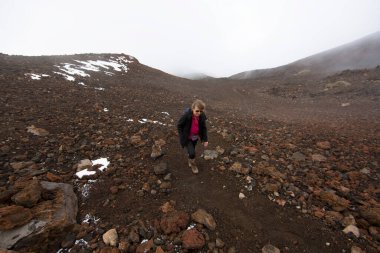 Dağlarda sırt çantalı turistlerin manzarası 