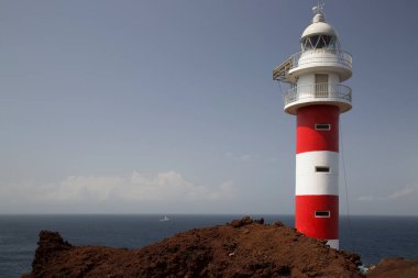 Atlantik Okyanusu kıyısındaki deniz feneri. 
