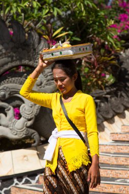 Kafasında kutu taşıyan Asyalı kadın, seyahat çekimi, Tayland