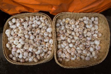 Beyaz bir kasede kurutulmuş sarımsak.