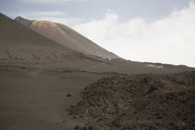 Plato dağlarındaki volkanik vadi manzarası 