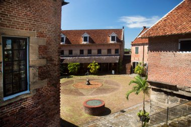 Beş köşeli kale şeklinde askeri kışlaları, ofisleri ve konutları olan tarihi sömürge yerleşkeleri 