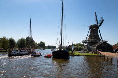 Güzel yel değirmeni manzarası