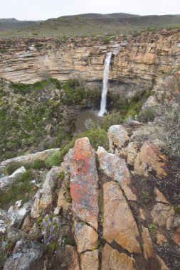 Dağlarda güzel bir şelale 