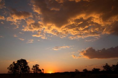 Denizin üzerinde güzel bir gün batımı
