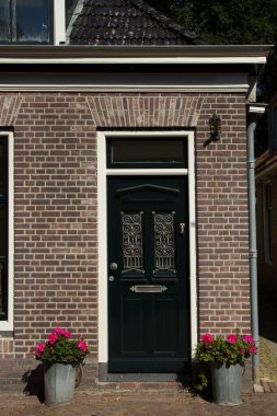 Şehirdeki eski ahşap ev.