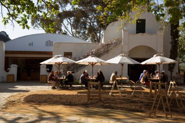 Küçük kasabadaki kafe manzarası.