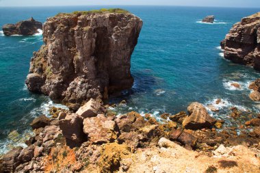 Praia da Bordeira, Kosta Vicentina doğal parkında, Carrapateira ve Bordeira köylerinin yakınında yer alan bir sahil..
