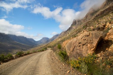 Güney Afrika 'nın Karoo çölündeki bir dağ geçidinde tipik aşınmış kaya oluşumu.