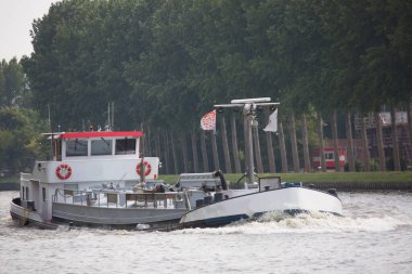 Gün ışığında nehirde hareket eden tekne manzarası