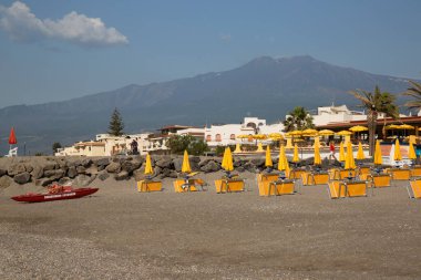 Kıyı kentindeki halk plajının gündüz görüntüsü