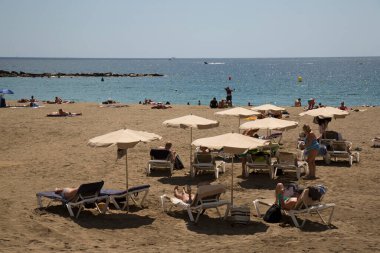 Halkın plaj sahnesinde insanlar gün ışığında