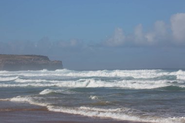 Keskin kayalar, dik uçurumlar, düşük büyüyen çalılıklar ve gizli kumsal parçaları ile kıyı boyunca uzanan engebeli doğa bölgesi, yüksek dalgalar kıyı boyunca kırdıyor ve sıçrıyor.