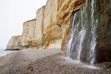 Dağlarda güzel bir şelale