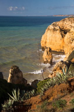 Güzel kayalık deniz manzarası