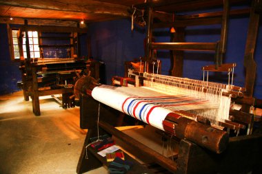 Bir fabrikada eski odunların iç mekanı.