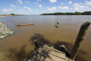 Nehirde bir balıkçı teknesi