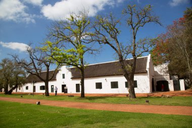 Kırsal kesimlerdeki eski bir Hollanda çiftlik evi.