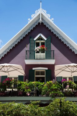 Şehrin güzel mimarisi.  