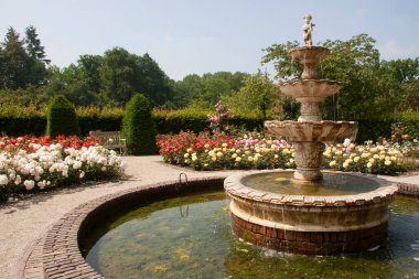 Bahçede çeşme var.