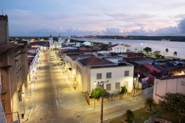 Gün batımında nehrin yanındaki eski şehir manzarası