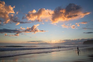 Kumsalda yürüyen insanlar