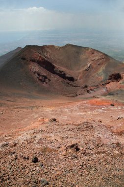 Plato dağlarındaki volkanik vadi manzarası 