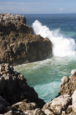 Keskin kayalar, dik uçurumlar, düşük büyüyen çalılıklar ve gizli kumsal parçaları ile kıyı boyunca uzanan engebeli doğa bölgesi, yüksek dalgalar kıyı boyunca kırdıyor ve sıçrıyor.