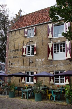 Tarihi bina güneşli gün