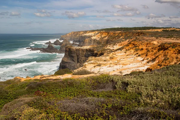 Güzel kayalık deniz manzarası