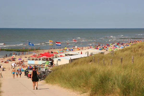 Deniz sahili insanları.