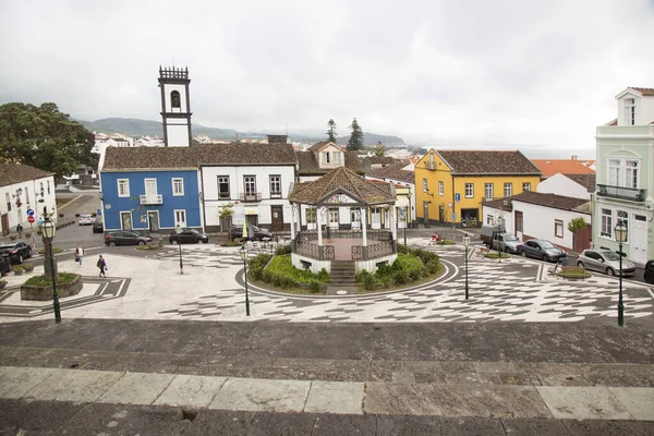 Tipik Azores mimari kilisesi ve şehir merkezinde kaldırımda geometrik desenleri olan evler.