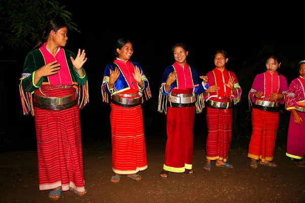 Geleneksel Myanmar Bir Halk Festivalinde Dans Ediyor — Stok fotoğraf