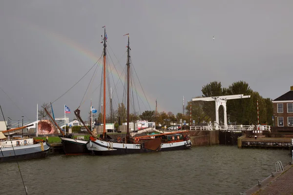 Tarihi Gemiler Balıkçı Tekneleri Bir Ijsselmeer Limanının Rıhtımına Demirlemiştir — Stok fotoğraf