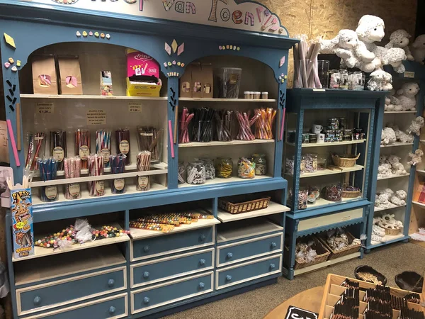 Modern bir alışveriş merkezinin içi.